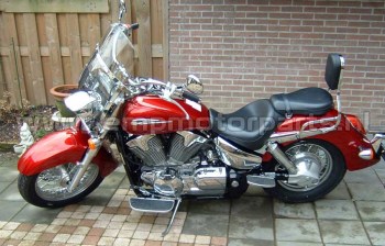 Honda-VTX-1300-met-Basic-Sissybar.jpg